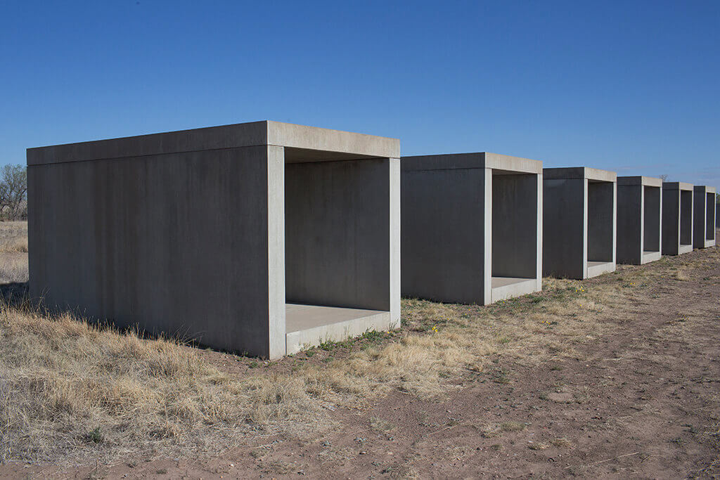 Le sculture dell'artista Donald Judd dominano il paesaggio desertico della Chinati Foundation, un centro artistico istituito per preservare e promuovere il lavoro degli artisti che lavorano con il paesaggio naturale il 7 maggio 2021 a Marfa, in Texas.