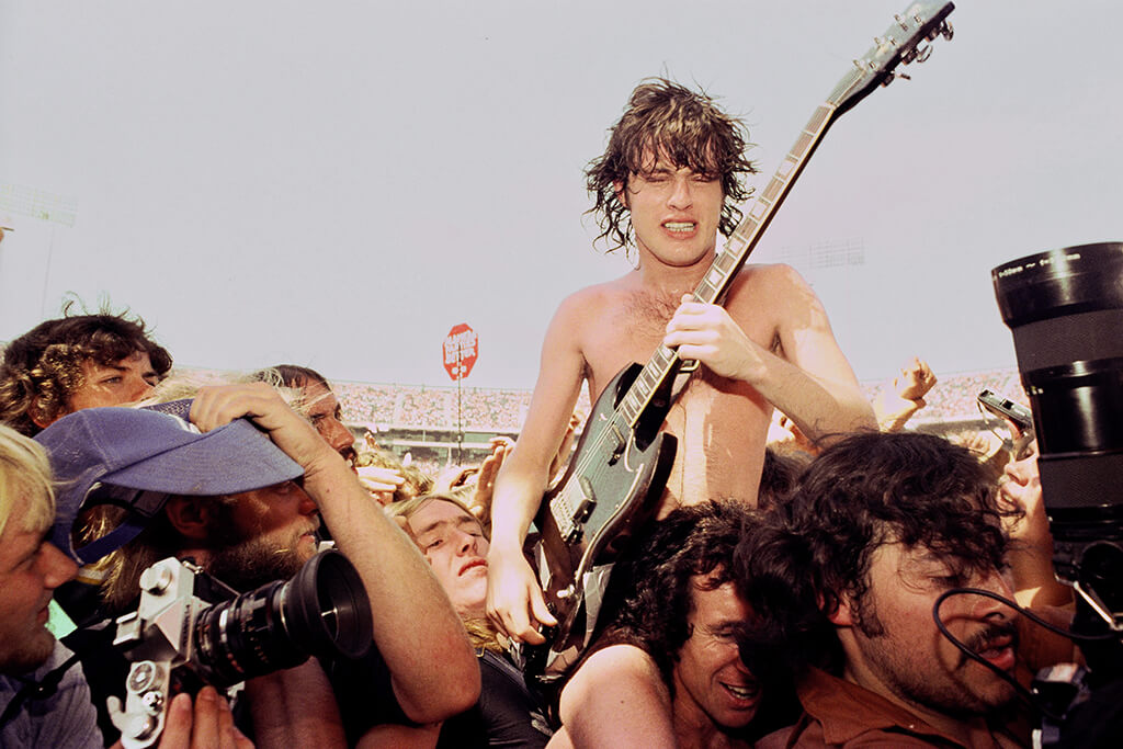 R Angus Young e Bon Scott degli AC/DC vengono travolti dai fan e dai media all'Oakland Coliseum del 1978 a Oakland, in California